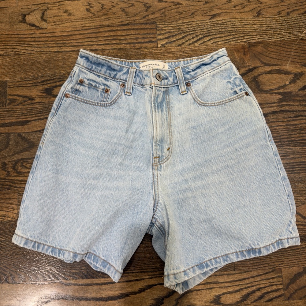 Abercrombie & Fitch
The Loose Short
High Rise  curve love